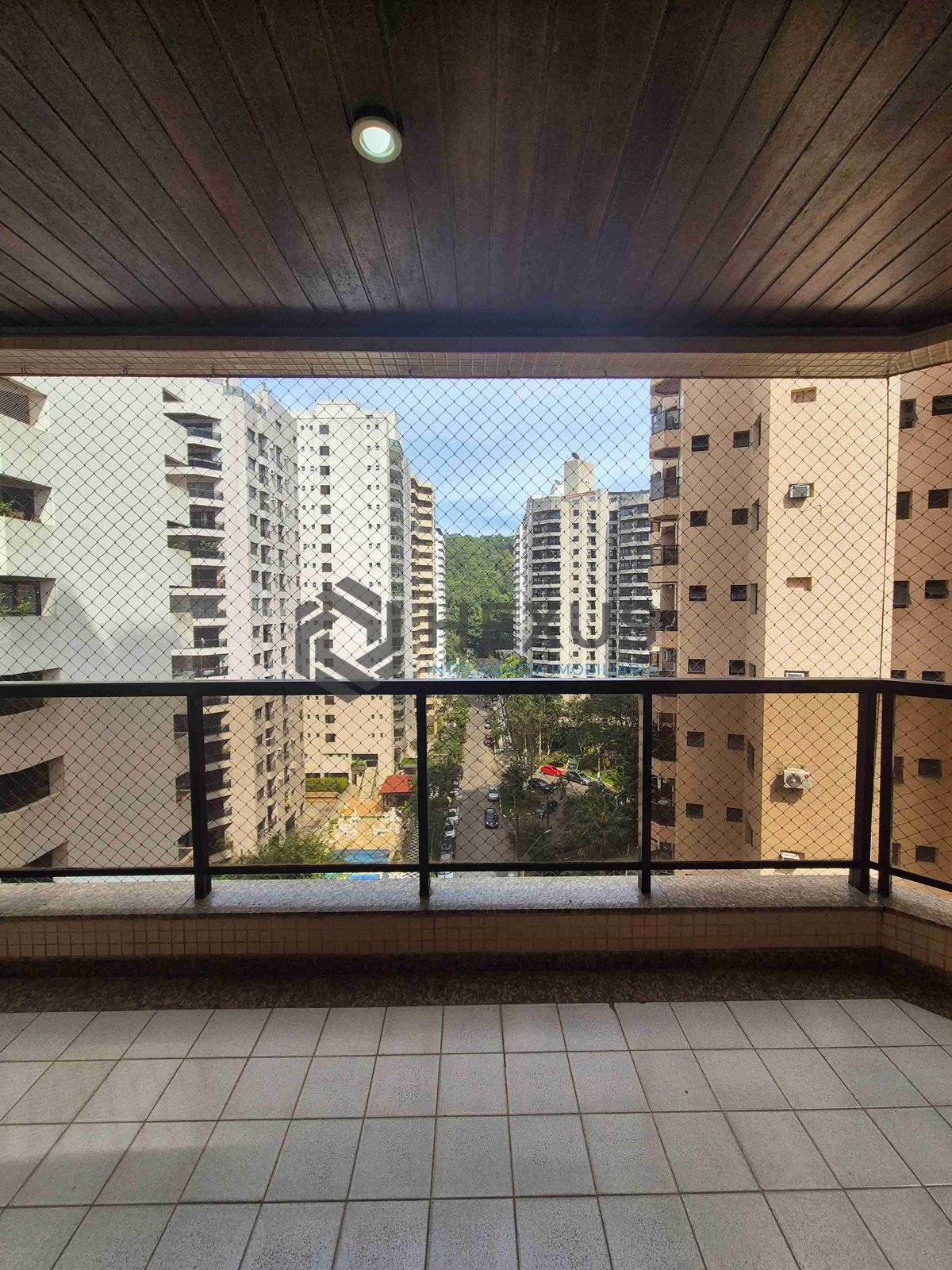 Foto 4 de Apartamento com varanda e lazer na Praia das Pitangueiras, Guaruja