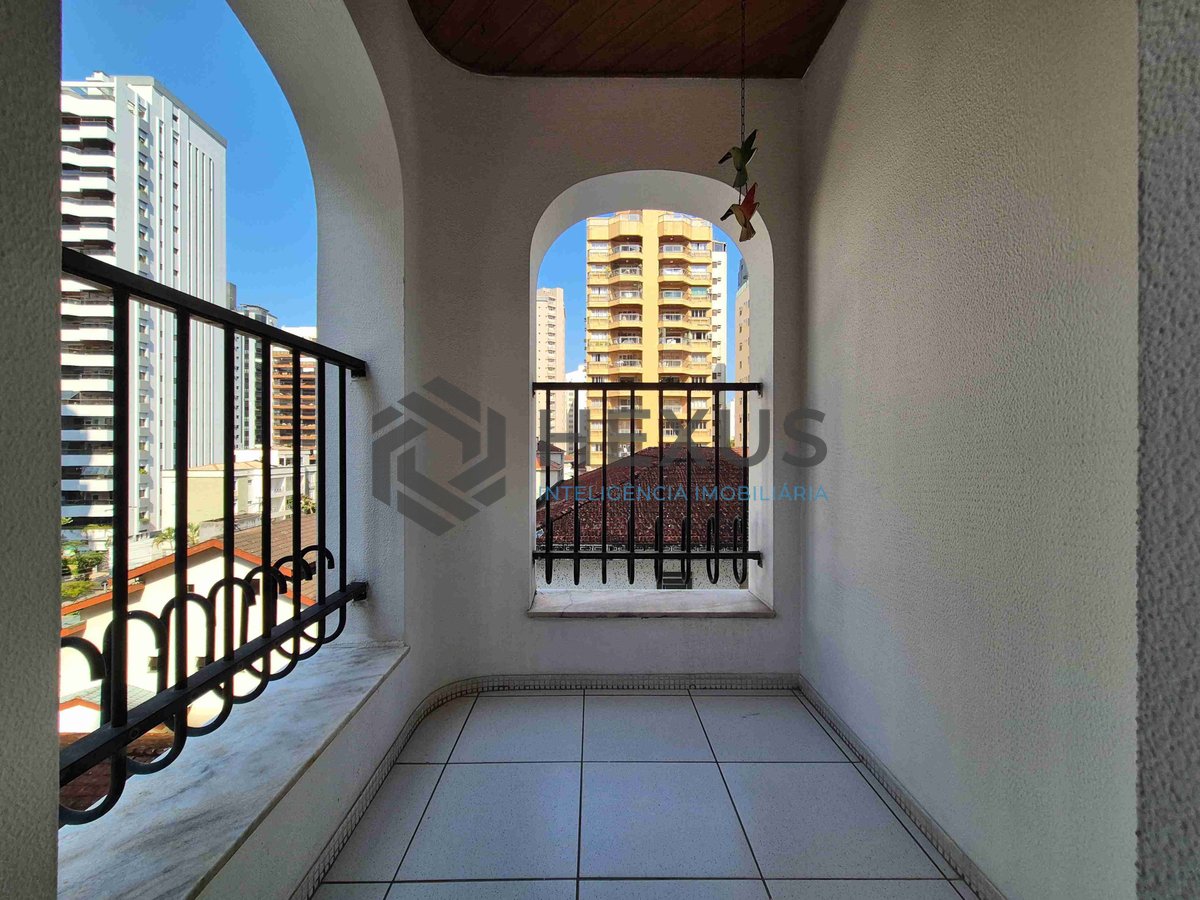 Foto 14 de Apartamento com varanda e lazer na Praia das Pitangueiras, Guaruja