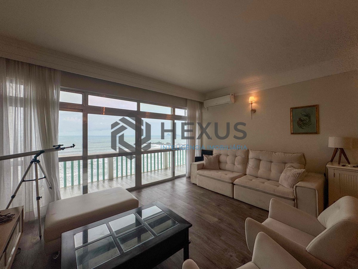 Foto 4 de Apartamento frente mar com varanda e vista mar na Praia das Pitangueiras, Guaruja
