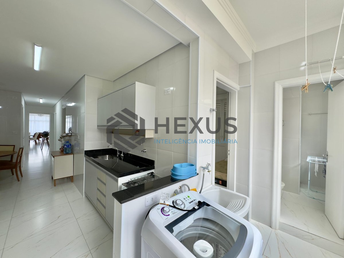 Foto 16 de Apartamento frente mar reformado com lazer na Praia das Pitangueiras, Guaruja
