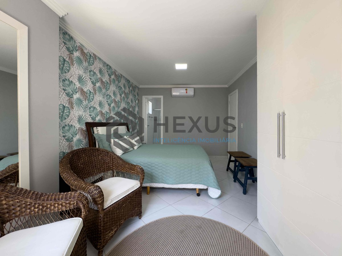 Foto 11 de Apartamento reformado com varanda e lazer a uma quadra da Praia das Pitangueiras, Guaruja