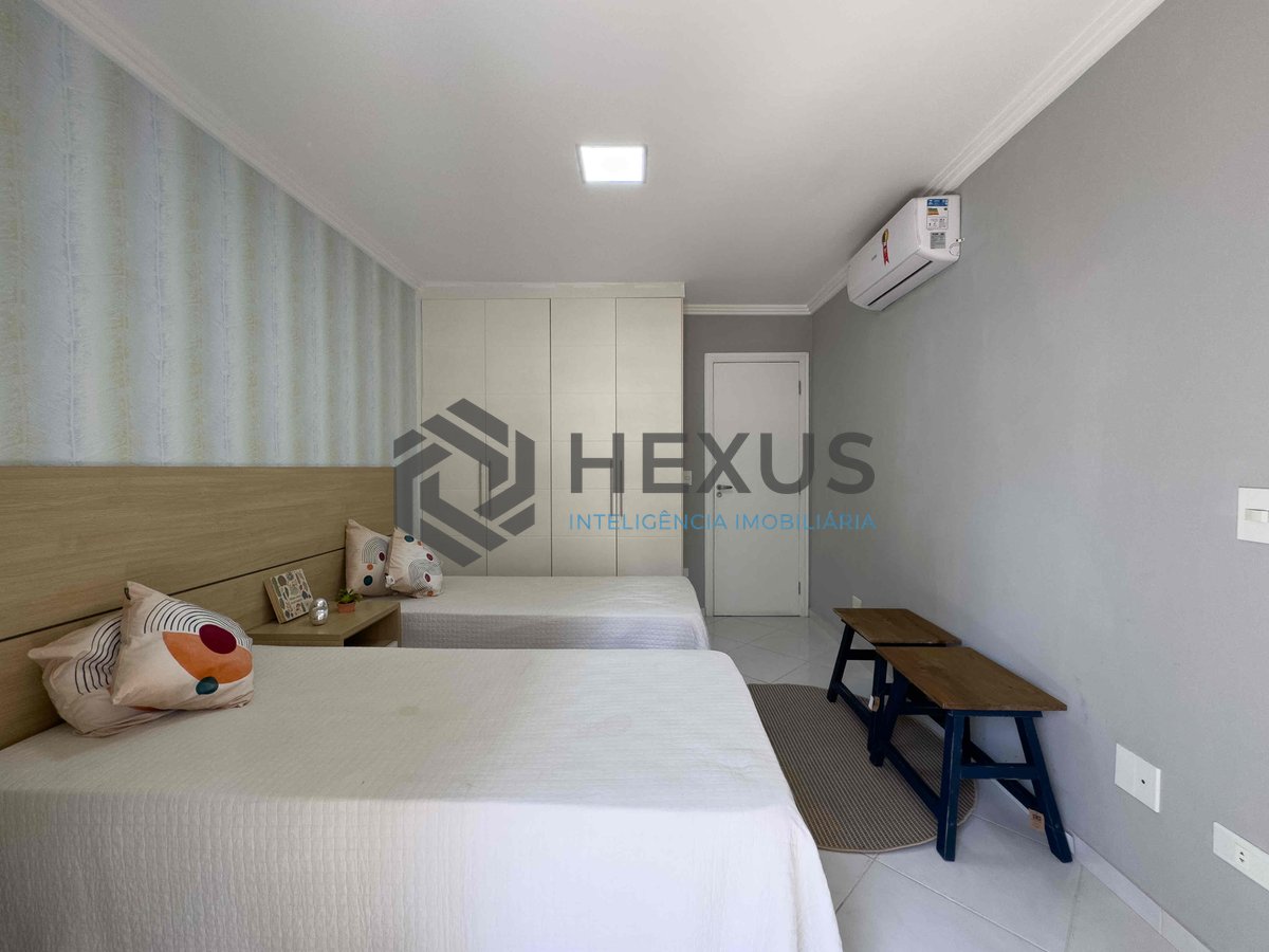 Foto 18 de Apartamento reformado com varanda e lazer a uma quadra da Praia das Pitangueiras, Guaruja