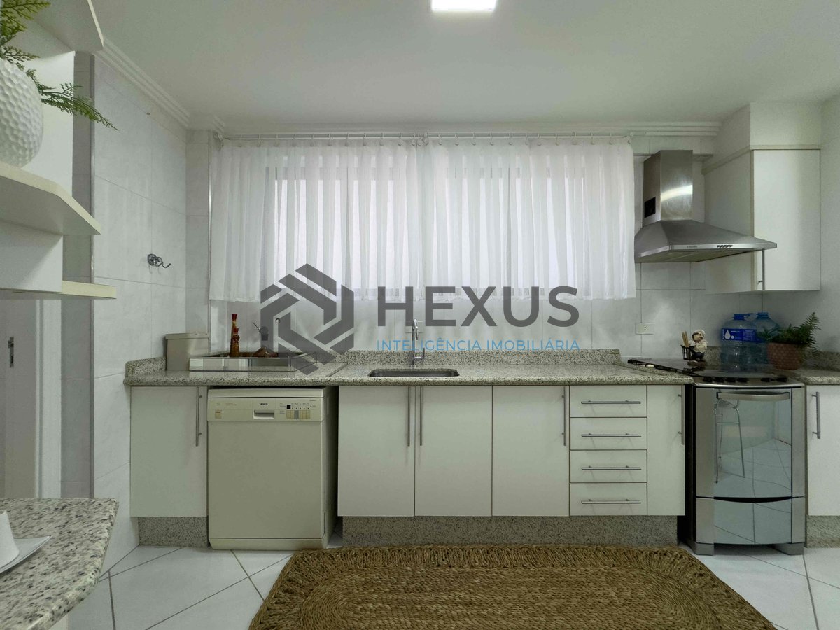 Foto 24 de Apartamento reformado com varanda e lazer a uma quadra da Praia das Pitangueiras, Guaruja