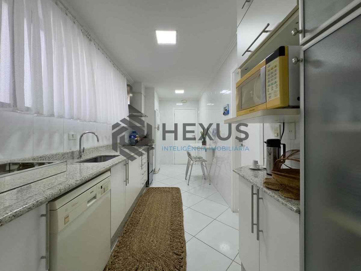 Foto 25 de Apartamento reformado com varanda e lazer a uma quadra da Praia das Pitangueiras, Guaruja