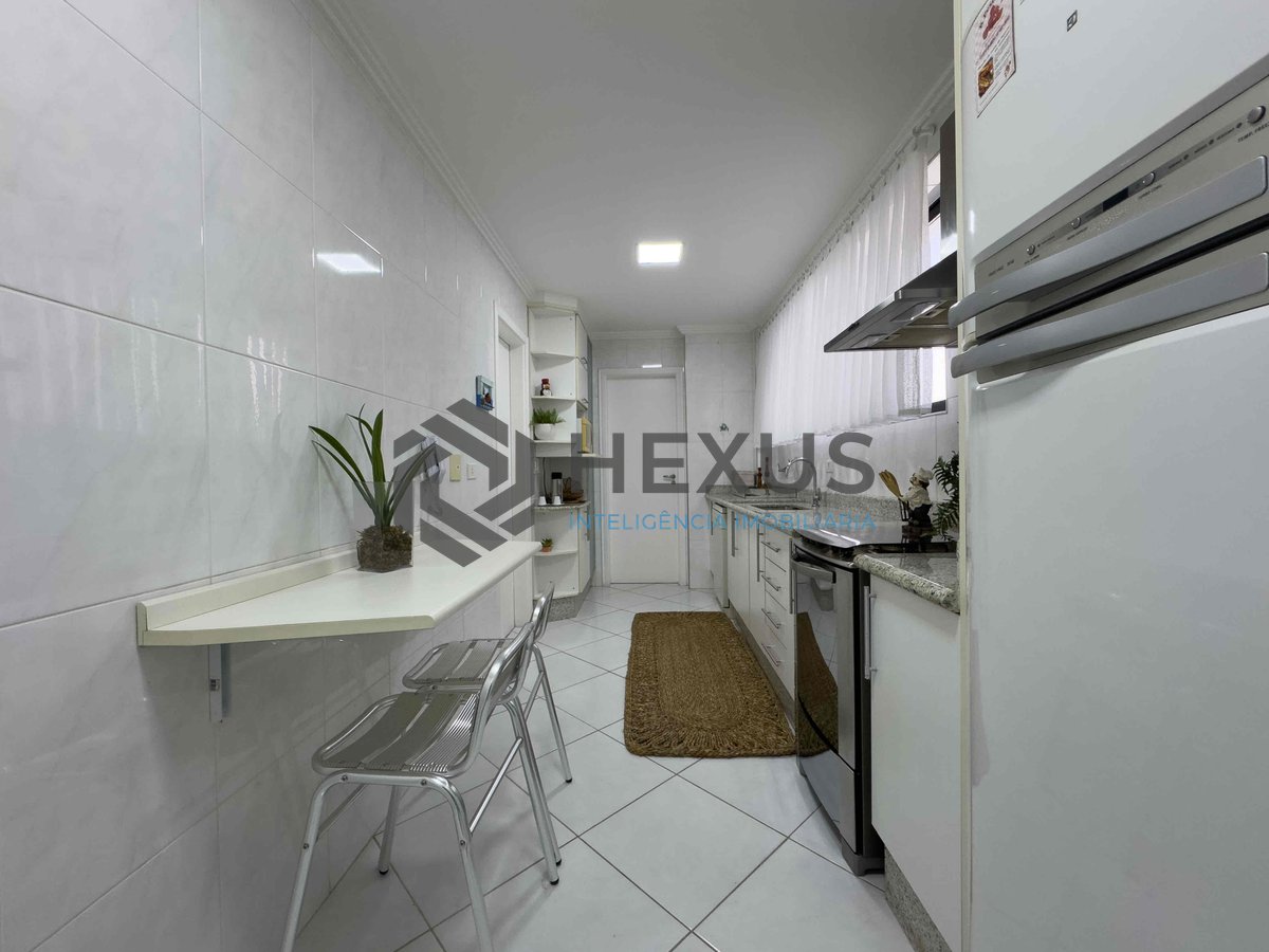 Foto 26 de Apartamento reformado com varanda e lazer a uma quadra da Praia das Pitangueiras, Guaruja