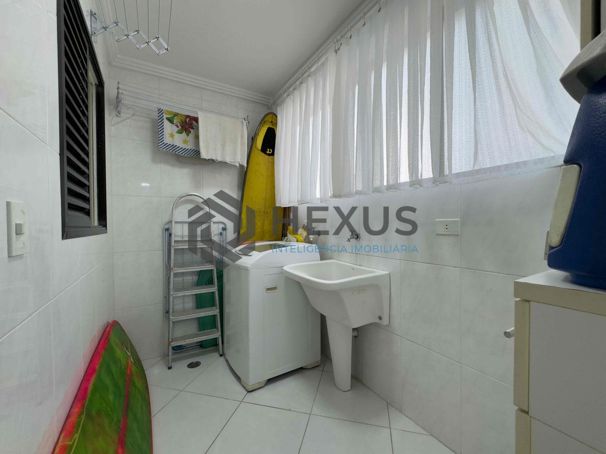 Foto 27 de Apartamento reformado com varanda e lazer a uma quadra da Praia das Pitangueiras, Guaruja