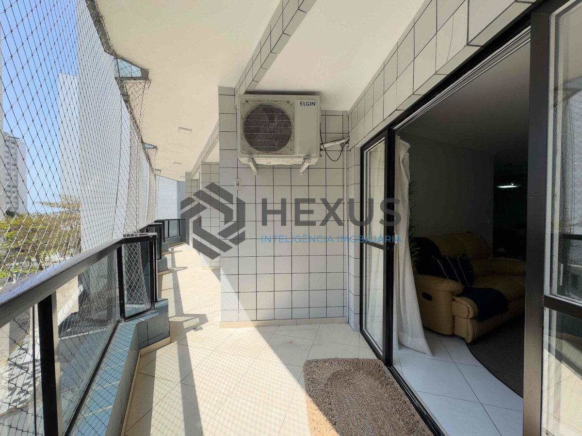 Foto 7 de Apartamento reformado com varanda e lazer a uma quadra da Praia das Pitangueiras, Guaruja