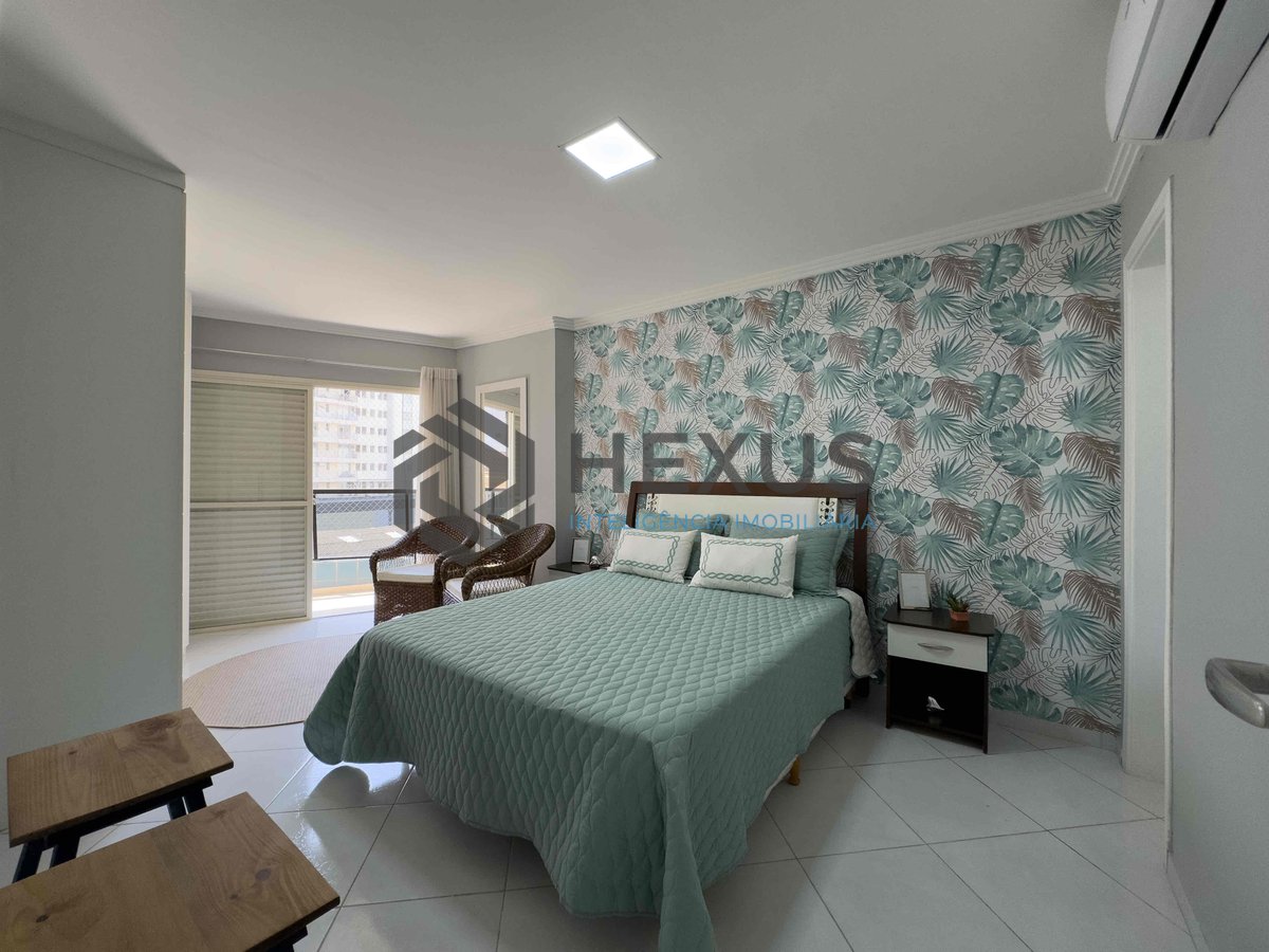 Foto 9 de Apartamento reformado com varanda e lazer a uma quadra da Praia das Pitangueiras, Guaruja