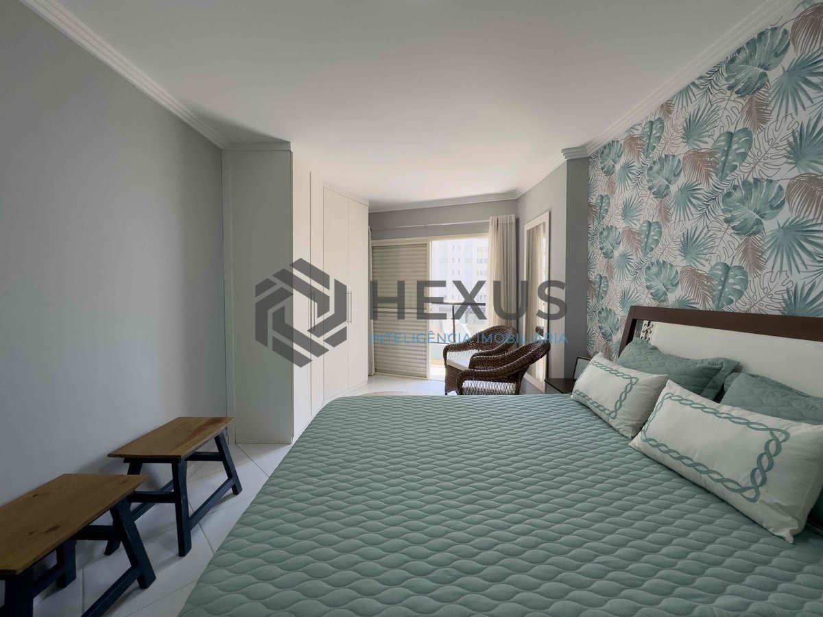 Foto 10 de Apartamento reformado com varanda e lazer a uma quadra da Praia das Pitangueiras, Guaruja