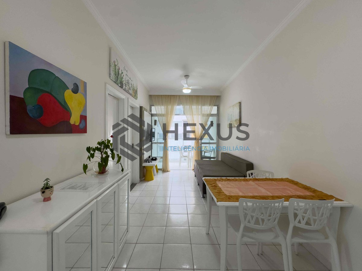 Foto 2 de Apartamento reformado e mobiliado com varanda na quadra mar da Praia das Pitangueiras, Guaruja