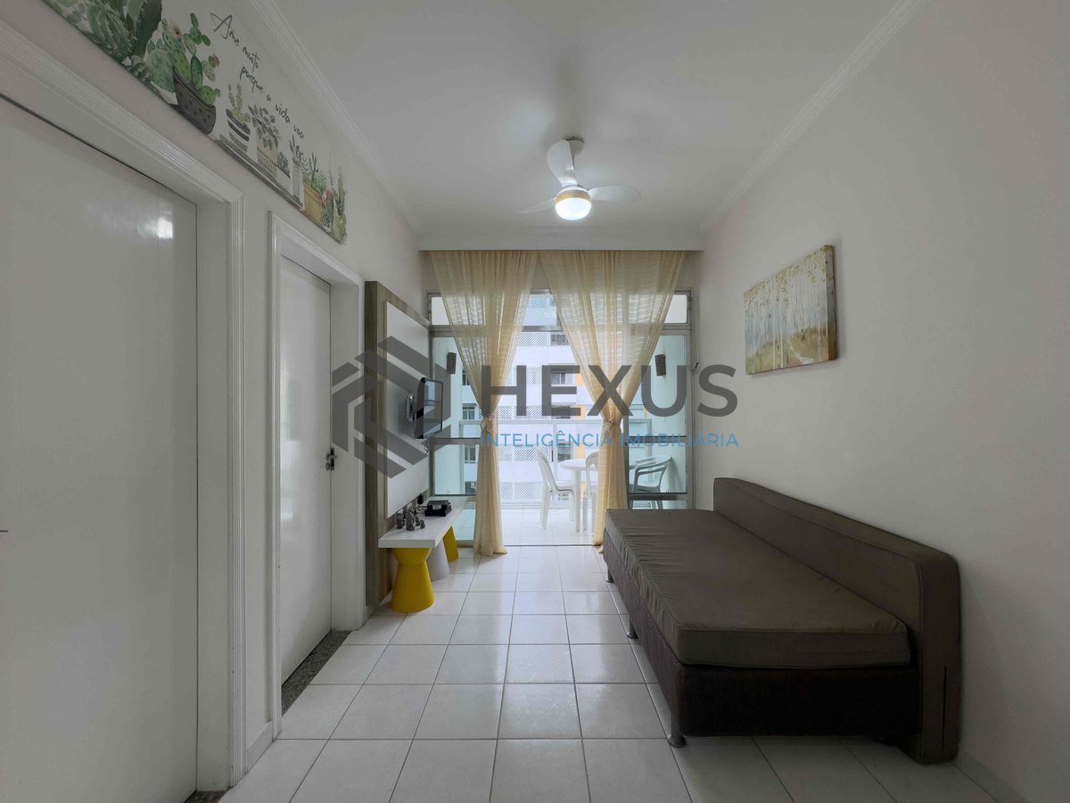 Foto 3 de Apartamento reformado e mobiliado com varanda na quadra mar da Praia das Pitangueiras, Guaruja