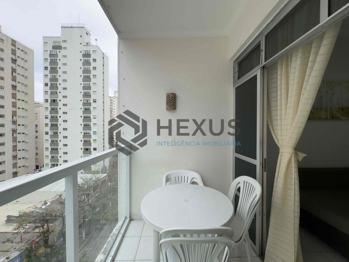 Foto 6 de Apartamento reformado e mobiliado com varanda na quadra mar da Praia das Pitangueiras, Guaruja