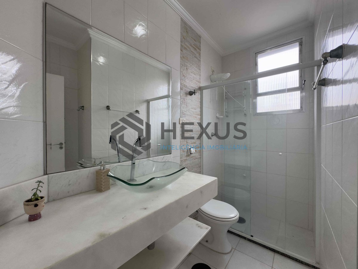 Foto 8 de Apartamento reformado e mobiliado com varanda na quadra mar da Praia das Pitangueiras, Guaruja
