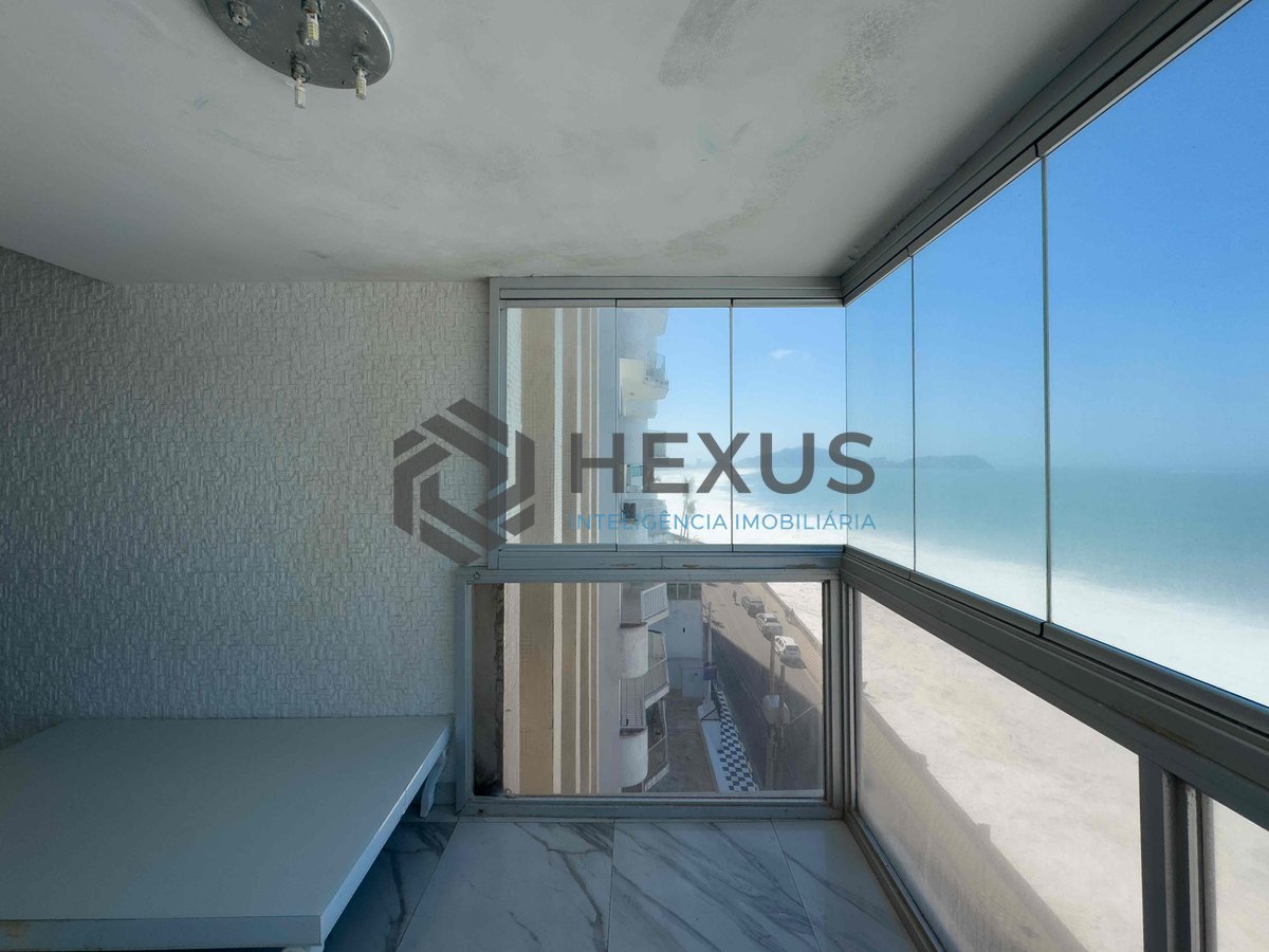 Foto 6 de Apartamento frente mar reformado com varanda e vista mar na Praia das Pitangueiras, Guaruja