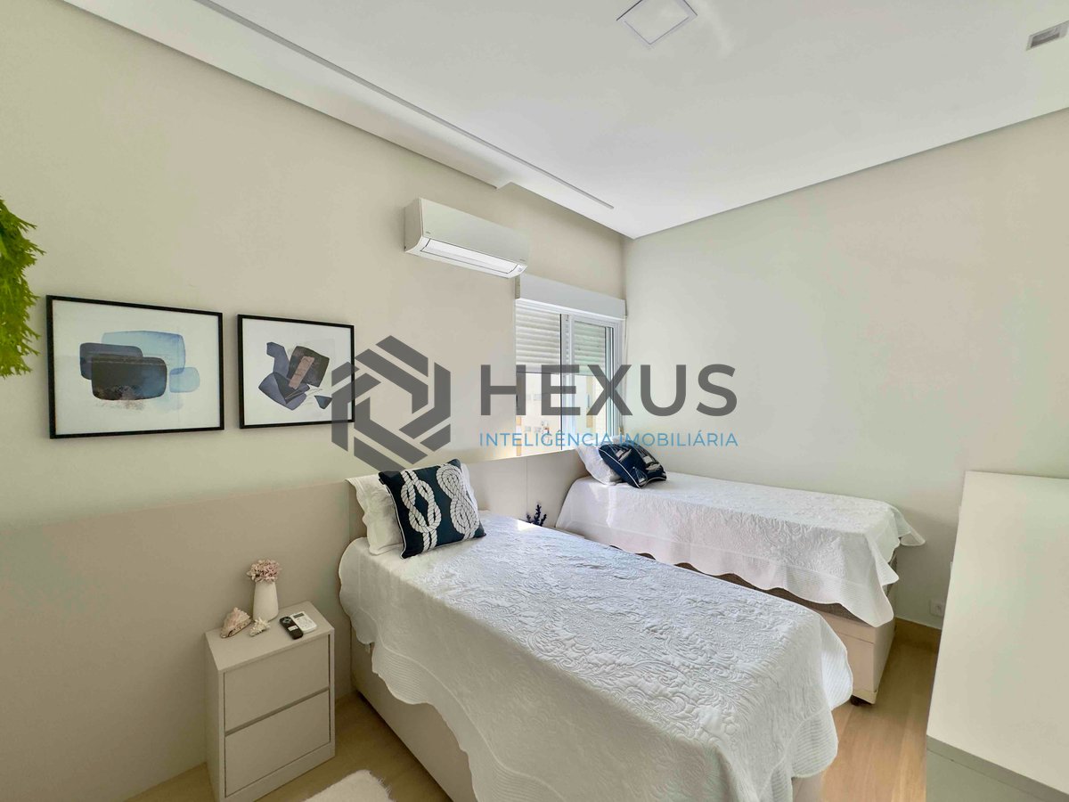 Foto 42 de Apartamento frente mar reformado com varanda e vista mar na Praia das Pitangueiras, Guaruja