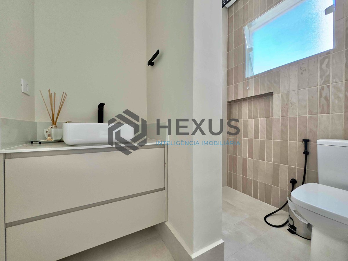 Foto 43 de Apartamento frente mar reformado com varanda e vista mar na Praia das Pitangueiras, Guaruja