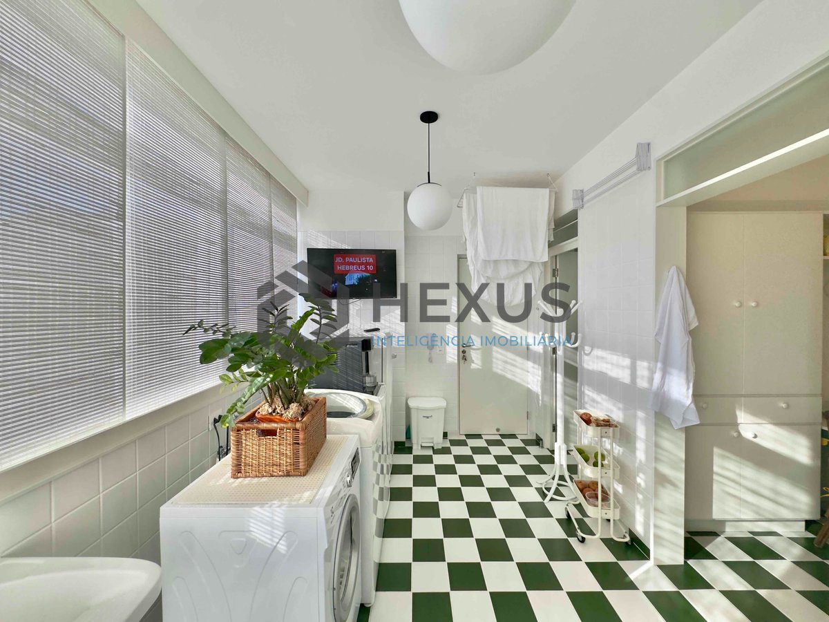 Foto 40 de Apartamento reformado frente mar com varanda vista mar e lazer na Praia das Pitangueiras, Guaruja