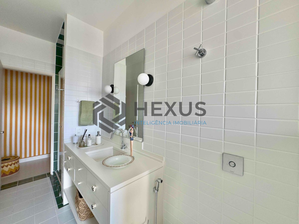 Foto 41 de Apartamento reformado frente mar com varanda vista mar e lazer na Praia das Pitangueiras, Guaruja