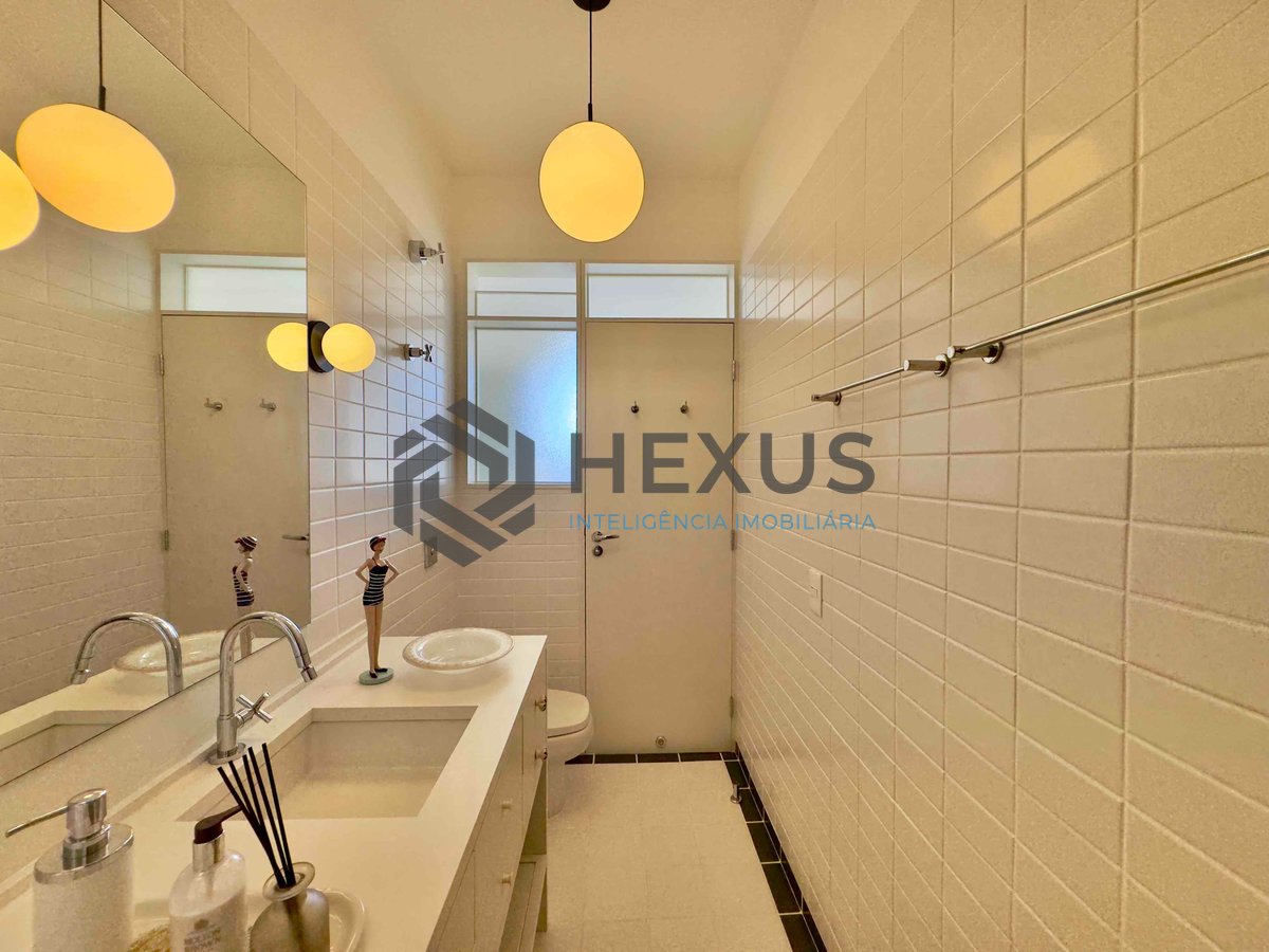 Foto 42 de Apartamento reformado frente mar com varanda vista mar e lazer na Praia das Pitangueiras, Guaruja