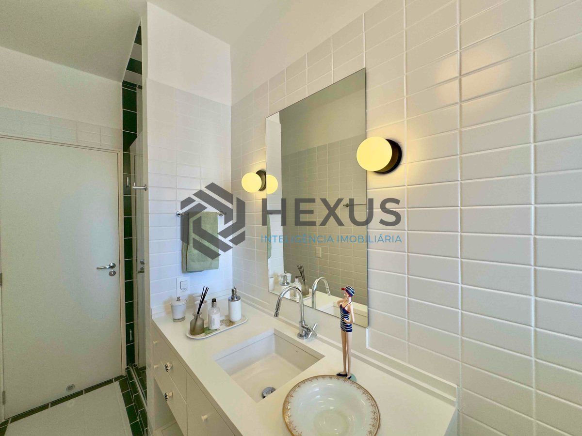 Foto 43 de Apartamento reformado frente mar com varanda vista mar e lazer na Praia das Pitangueiras, Guaruja