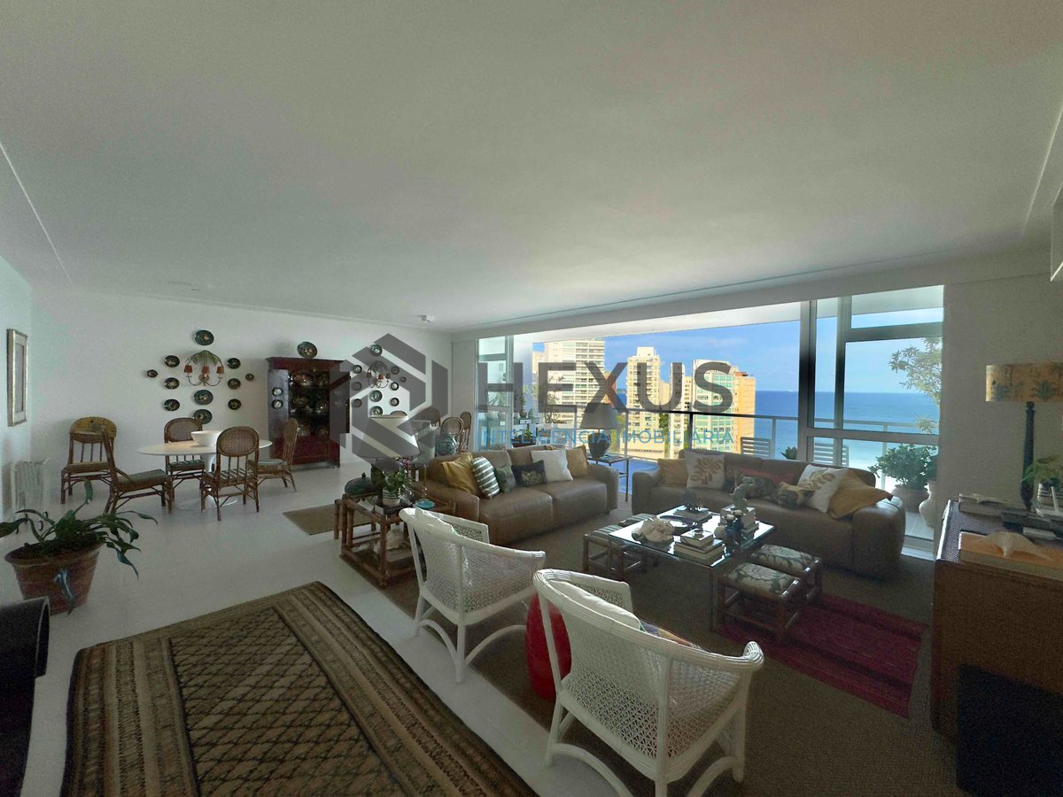 Foto 9 de Apartamento reformado frente mar com varanda vista mar e lazer na Praia das Pitangueiras, Guaruja