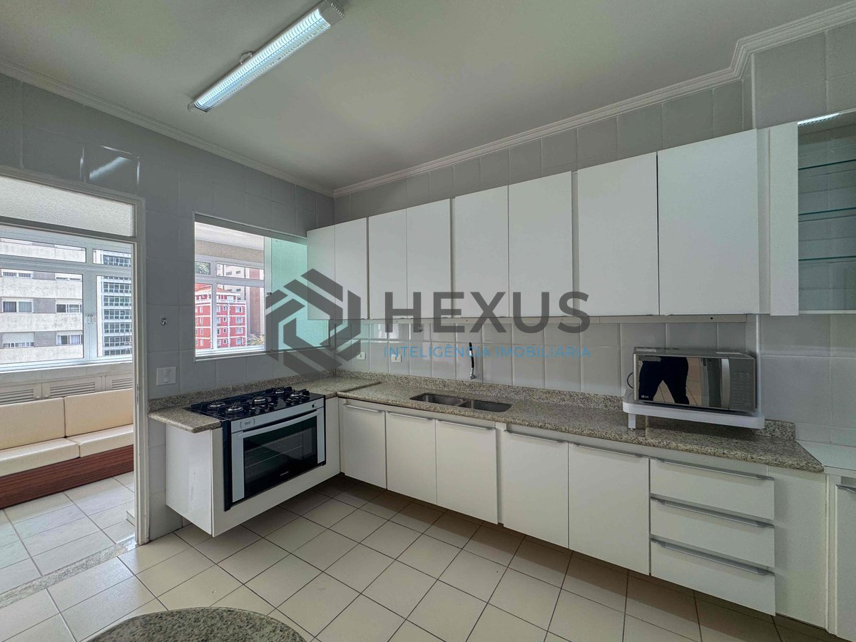 Foto 36 de Apartamento reformado frente mar com varanda vista mar e lazer na Praia das Pitangueiras, Guaruja