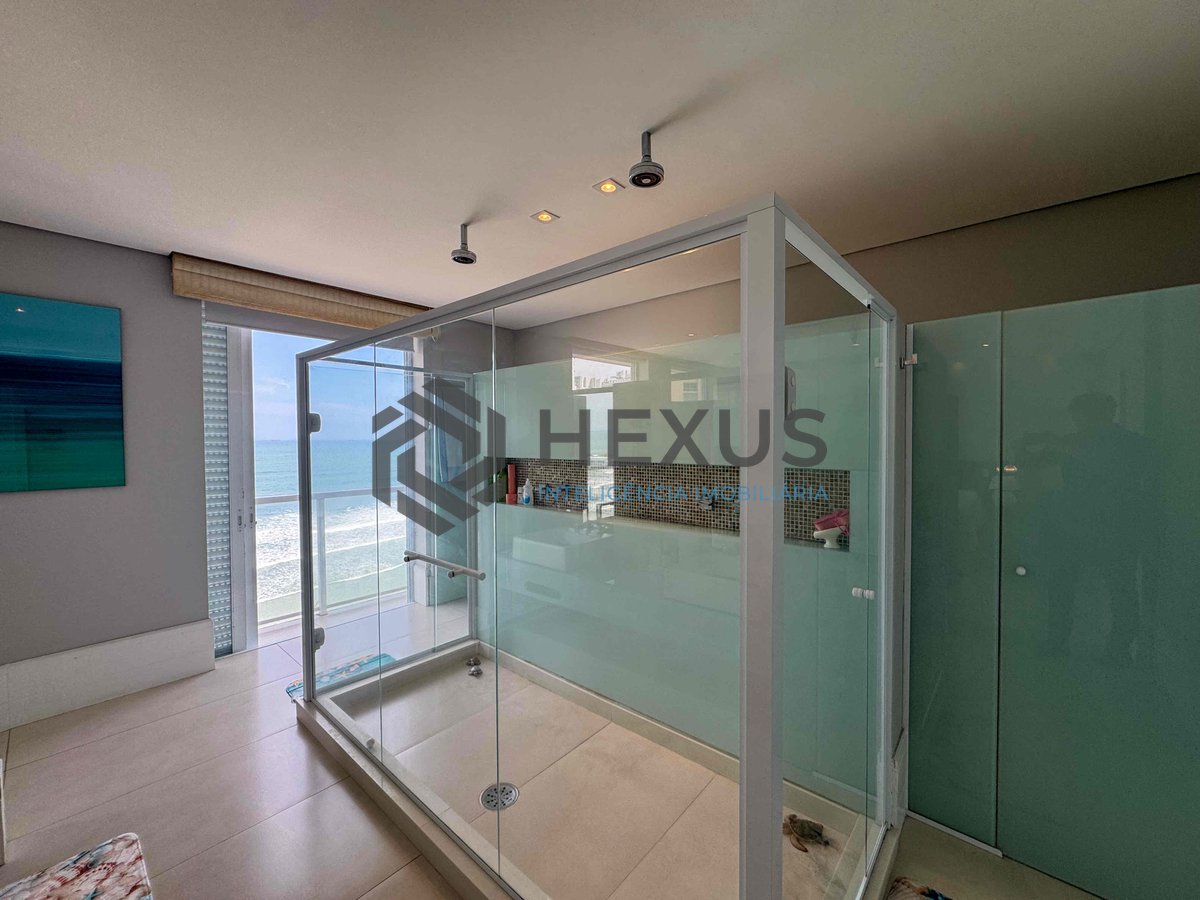 Foto 43 de Apartamento frente mar reformado com varanda e lazer na Praia das Pitangueiras, Guaruja
