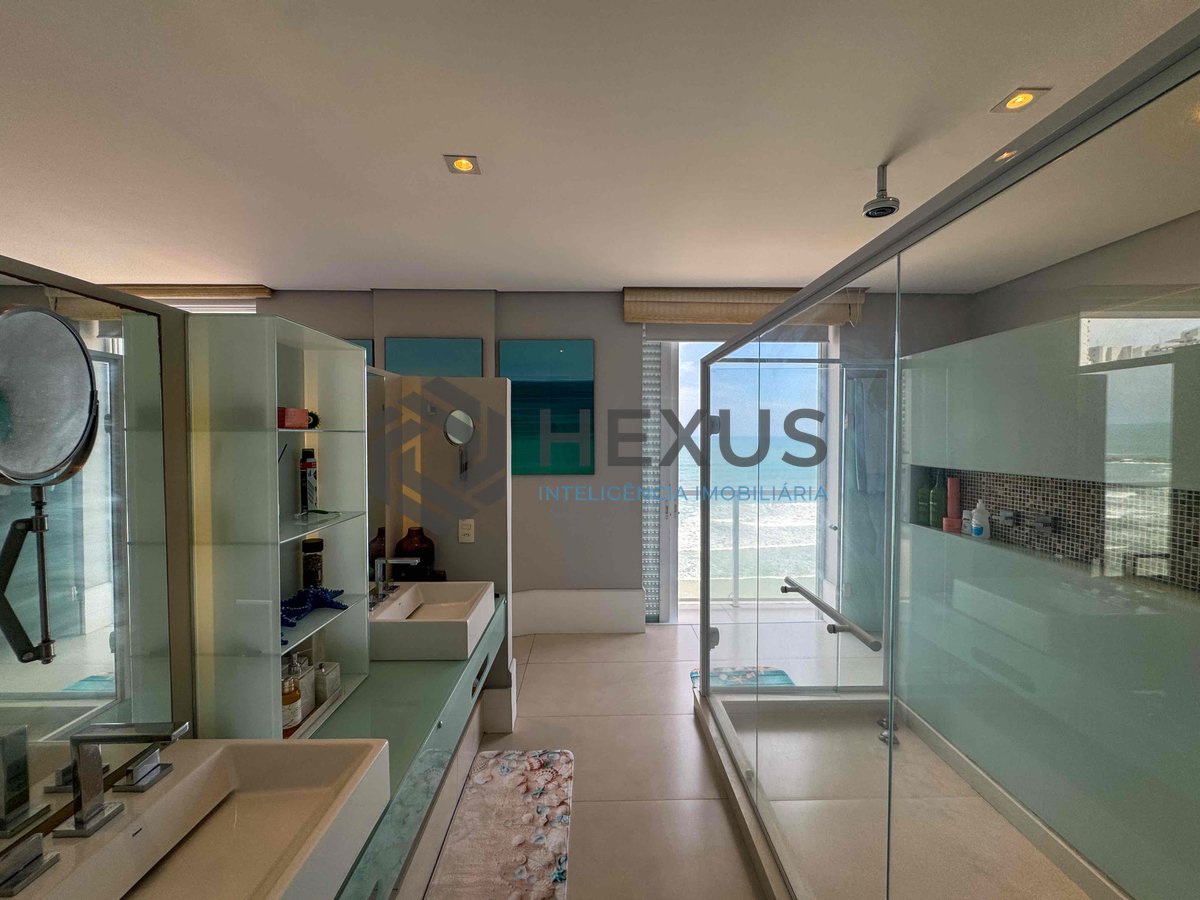 Foto 44 de Apartamento frente mar reformado com varanda e lazer na Praia das Pitangueiras, Guaruja