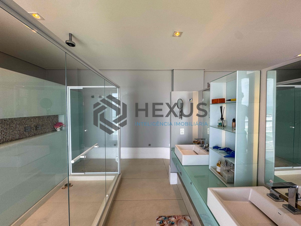 Foto 49 de Apartamento frente mar reformado com varanda e lazer na Praia das Pitangueiras, Guaruja