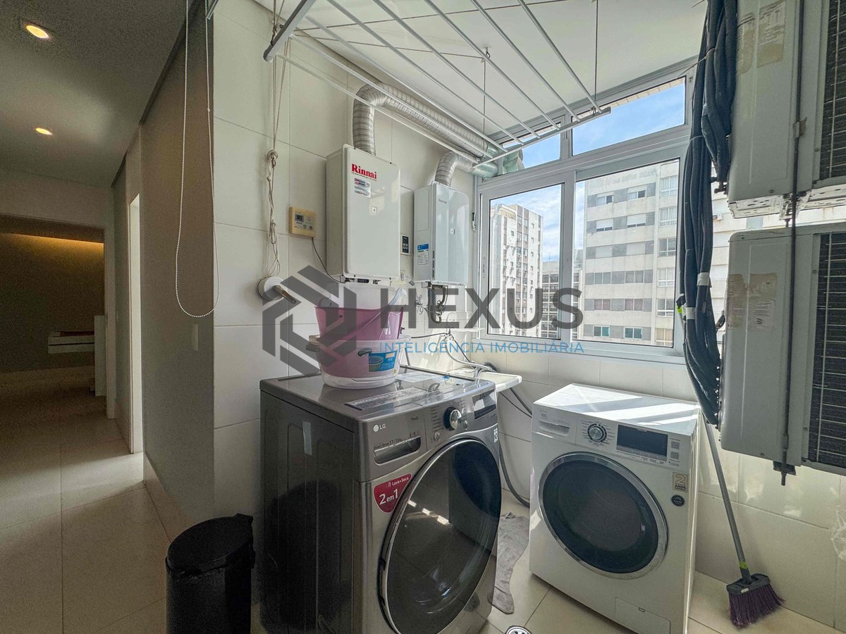 Foto 55 de Apartamento frente mar reformado com varanda e lazer na Praia das Pitangueiras, Guaruja