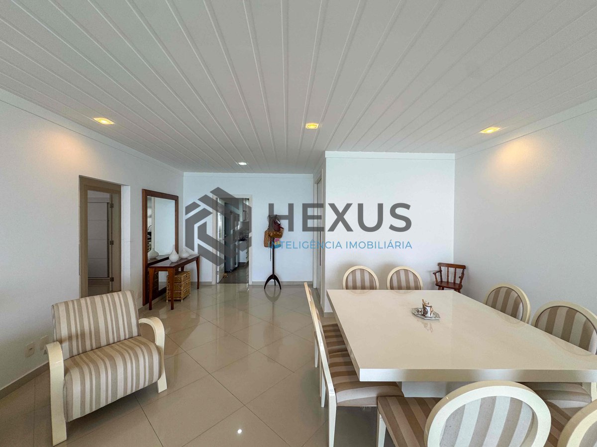 Foto 13 de Apartamento reformado frente mar com varanda e vista oceânica na Praia das Pitangueiras, Guaruja