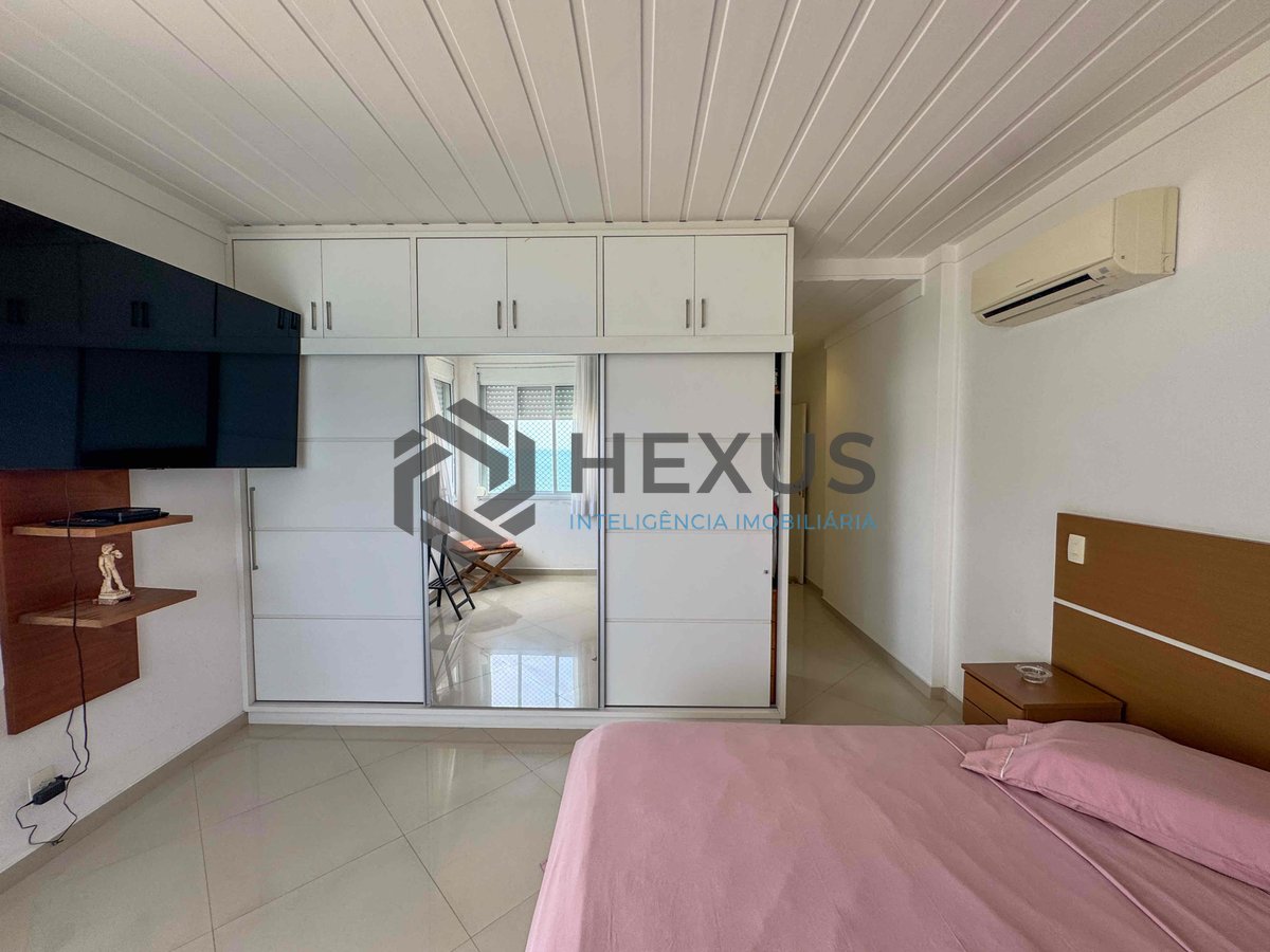 Foto 16 de Apartamento reformado frente mar com varanda e vista oceânica na Praia das Pitangueiras, Guaruja