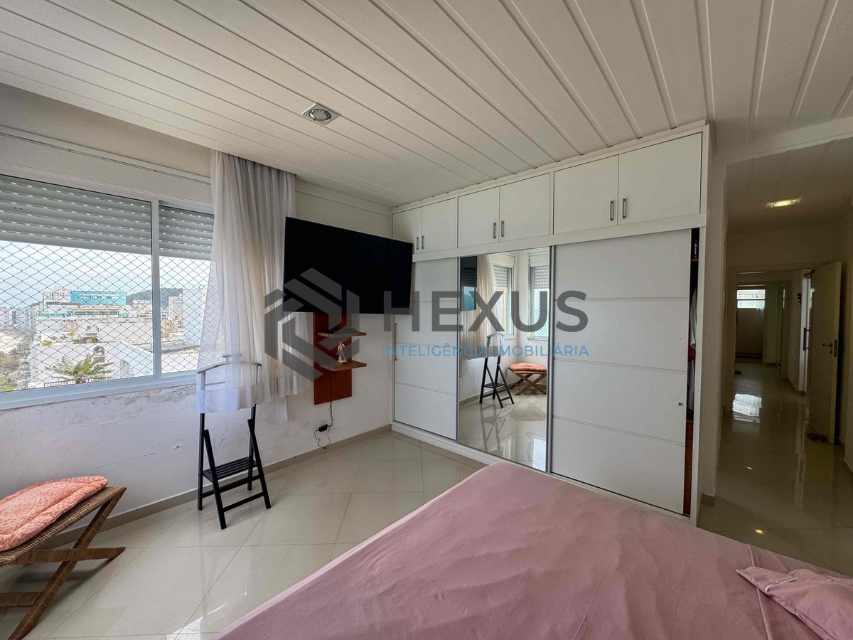 Foto 17 de Apartamento reformado frente mar com varanda e vista oceânica na Praia das Pitangueiras, Guaruja