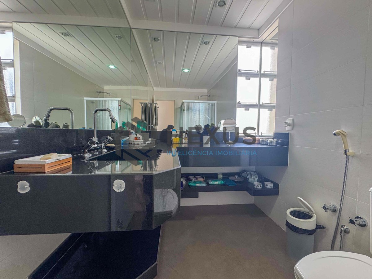 Foto 18 de Apartamento reformado frente mar com varanda e vista oceânica na Praia das Pitangueiras, Guaruja