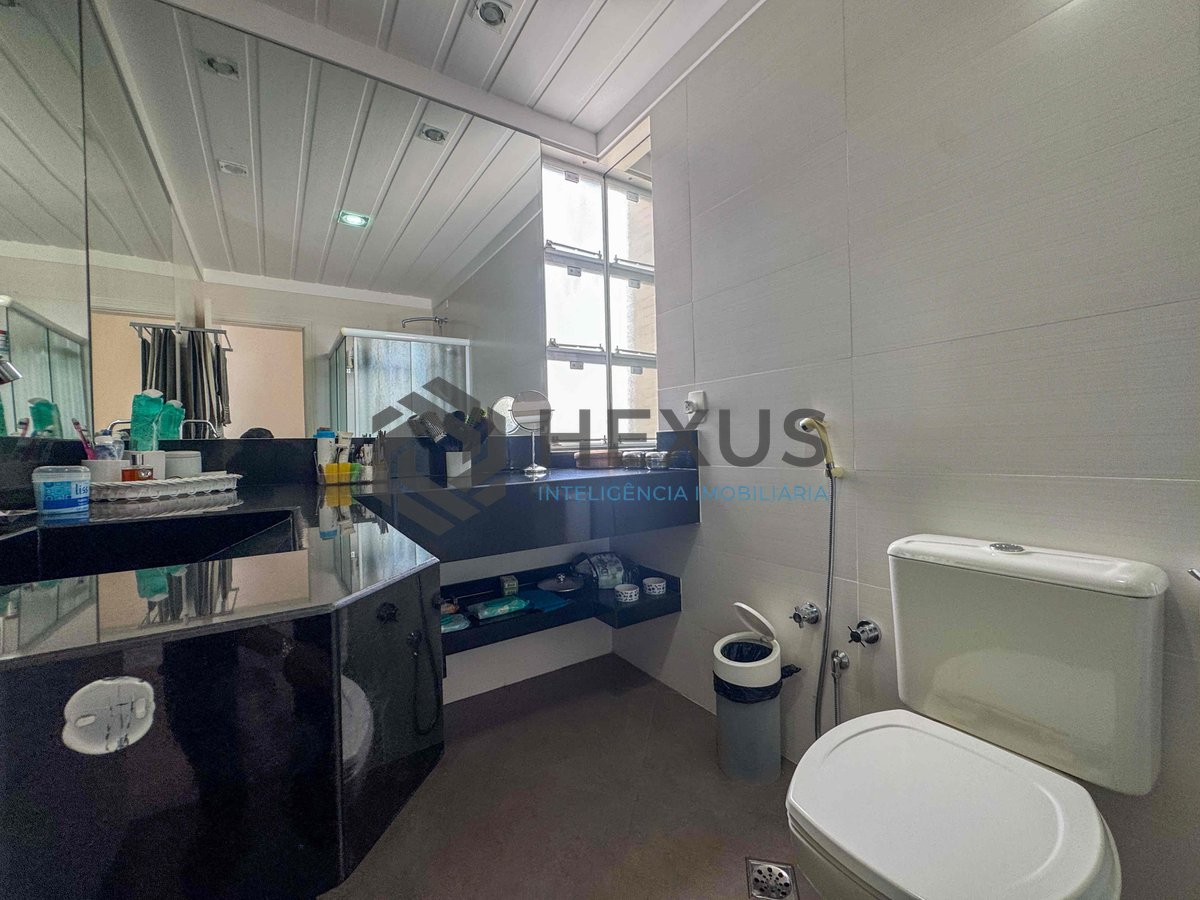 Foto 19 de Apartamento reformado frente mar com varanda e vista oceânica na Praia das Pitangueiras, Guaruja