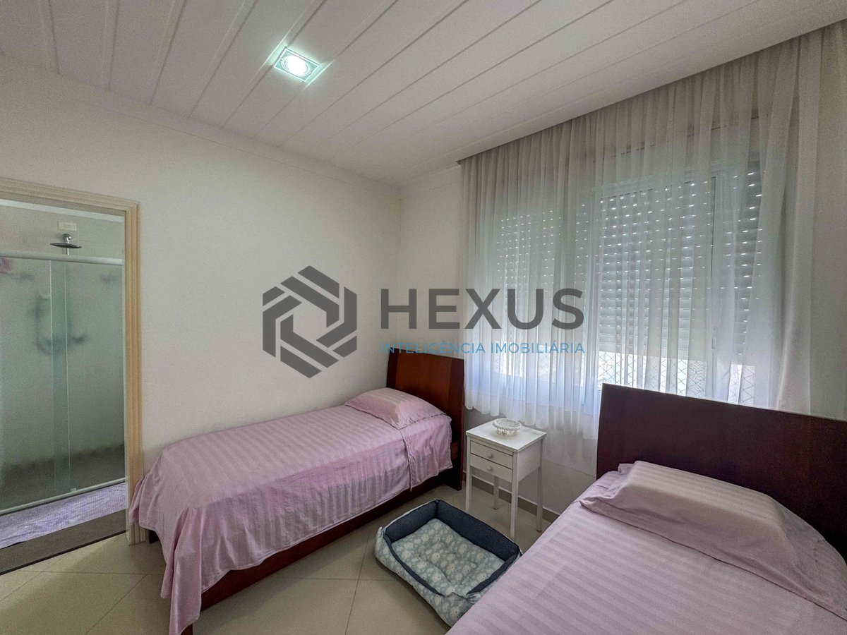 Foto 20 de Apartamento reformado frente mar com varanda e vista oceânica na Praia das Pitangueiras, Guaruja