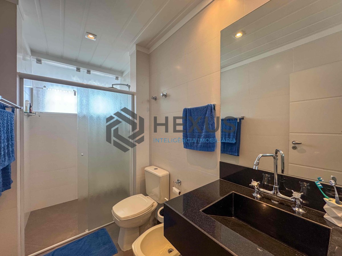Foto 26 de Apartamento reformado frente mar com varanda e vista oceânica na Praia das Pitangueiras, Guaruja
