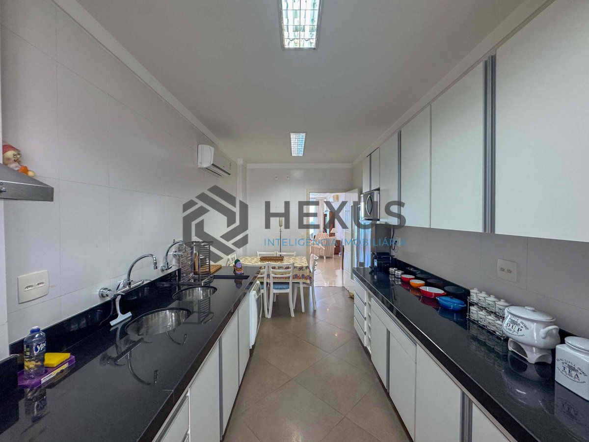 Foto 30 de Apartamento reformado frente mar com varanda e vista oceânica na Praia das Pitangueiras, Guaruja
