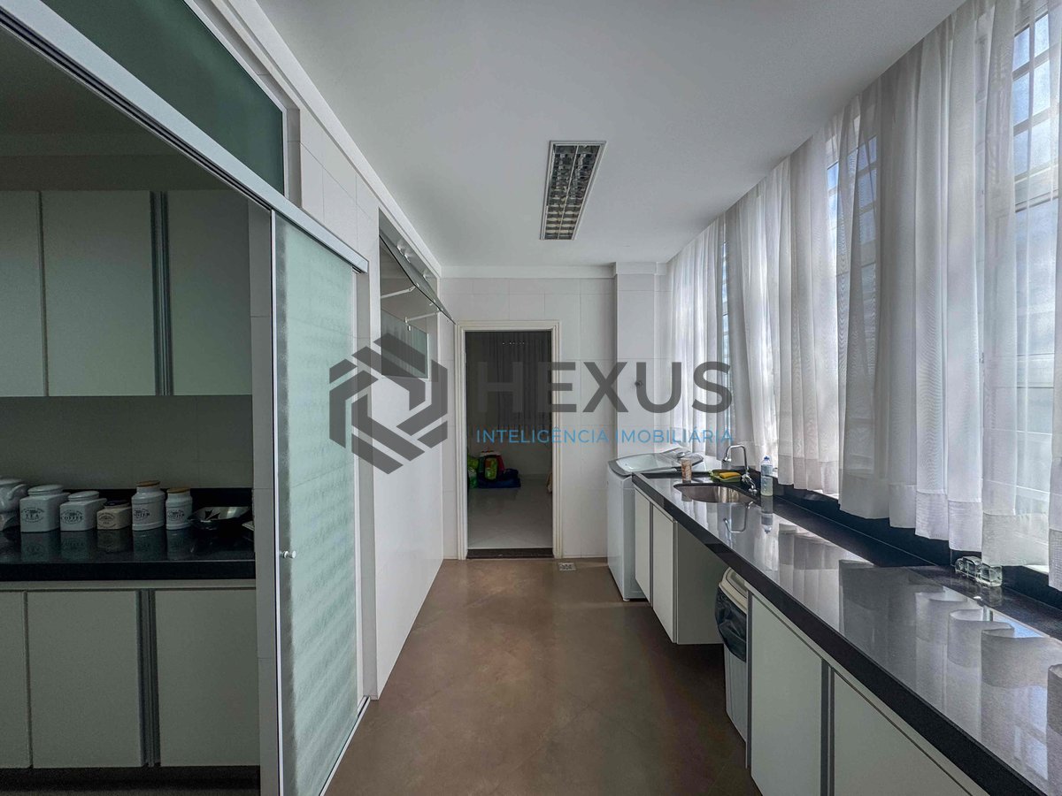 Foto 32 de Apartamento reformado frente mar com varanda e vista oceânica na Praia das Pitangueiras, Guaruja