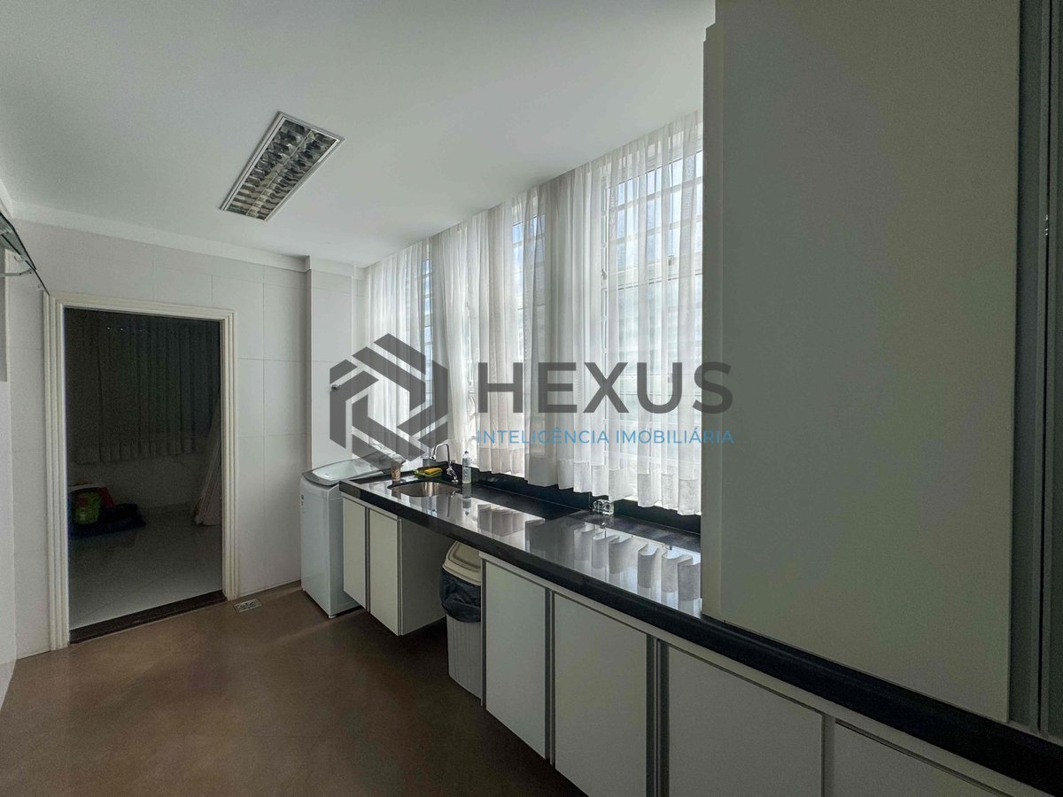 Foto 33 de Apartamento reformado frente mar com varanda e vista oceânica na Praia das Pitangueiras, Guaruja