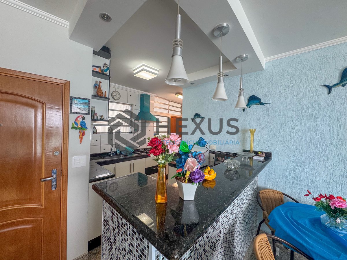 Foto 4 de Apartamento frente mar com varanda na Praia das Pitangueiras, Guaruja