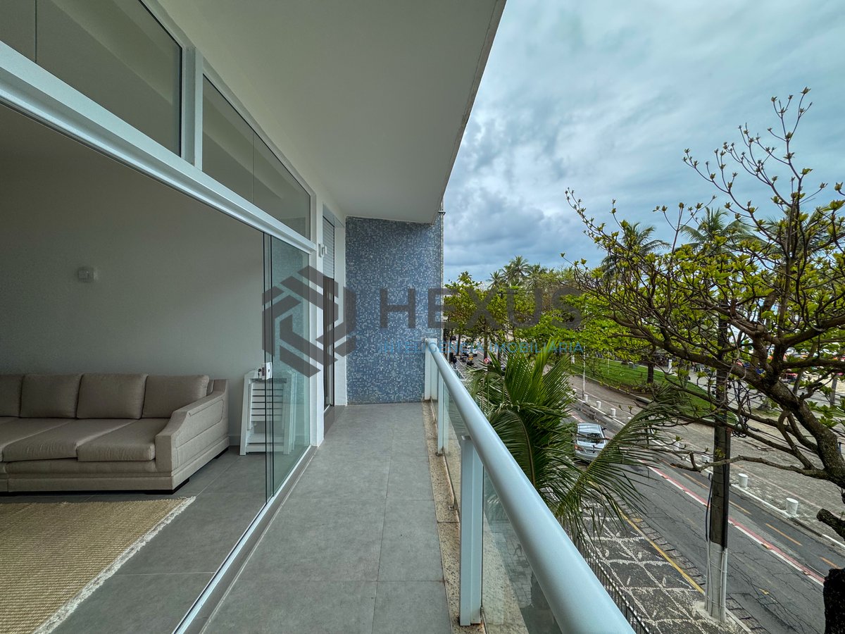Foto 8 de Apartamento frente mar com varanda na Praia das Pitangueiras, Guaruja