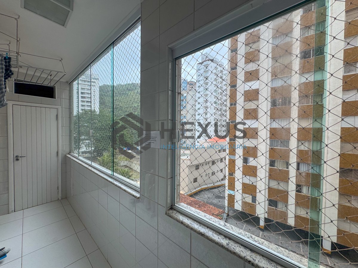 Foto 30 de Apartamento frente mar com varanda na Praia das Pitangueiras, Guaruja
