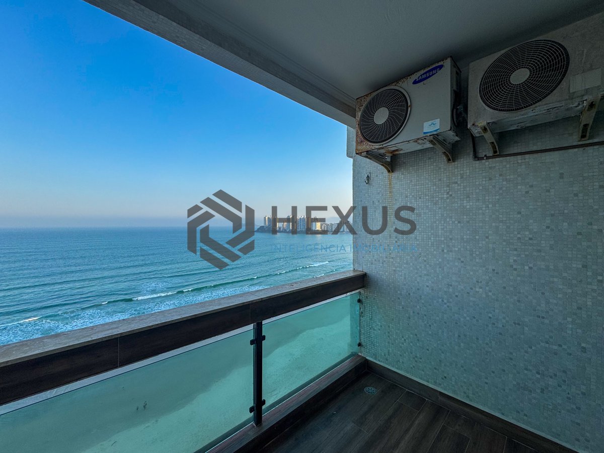 Foto 11 de Apartamento frente mar com varanda e vista mar na Praia das Pitangueiras, Guaruja