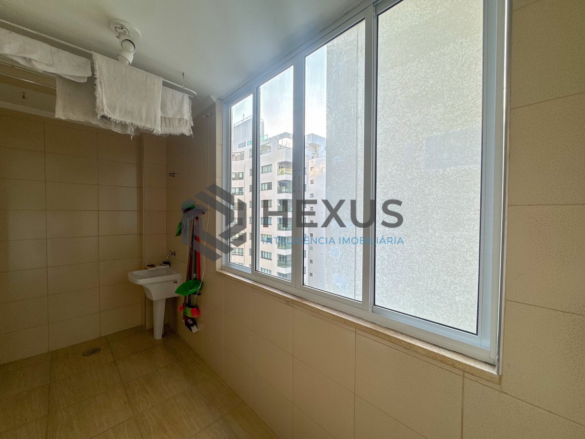 Foto 30 de Apartamento frente mar com varanda e vista mar na Praia das Pitangueiras, Guaruja