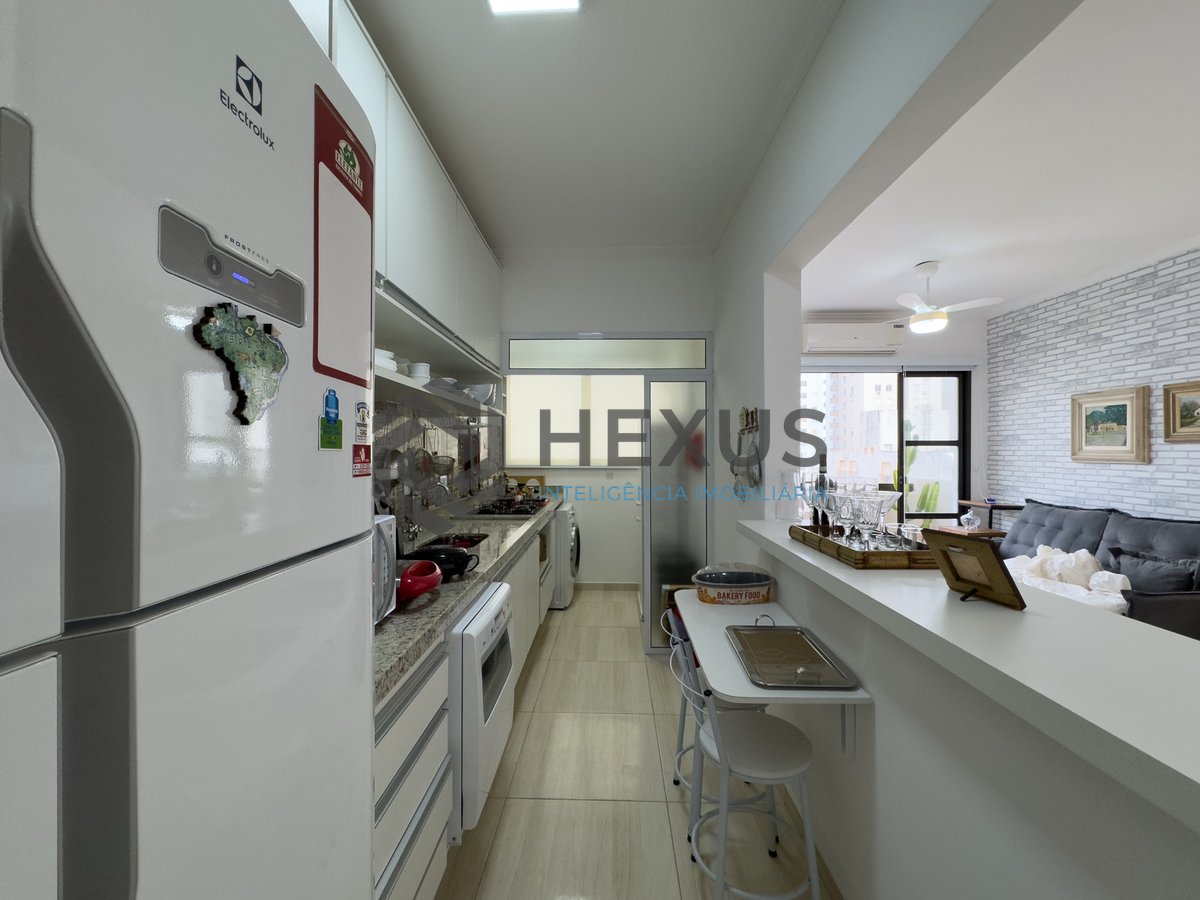 Foto 13 de Apartamento reformado com varanda e vista mar na quadra mar da Praia das Pitangueiras, Guaruja