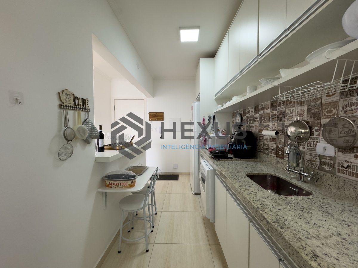 Foto 14 de Apartamento reformado com varanda e vista mar na quadra mar da Praia das Pitangueiras, Guaruja