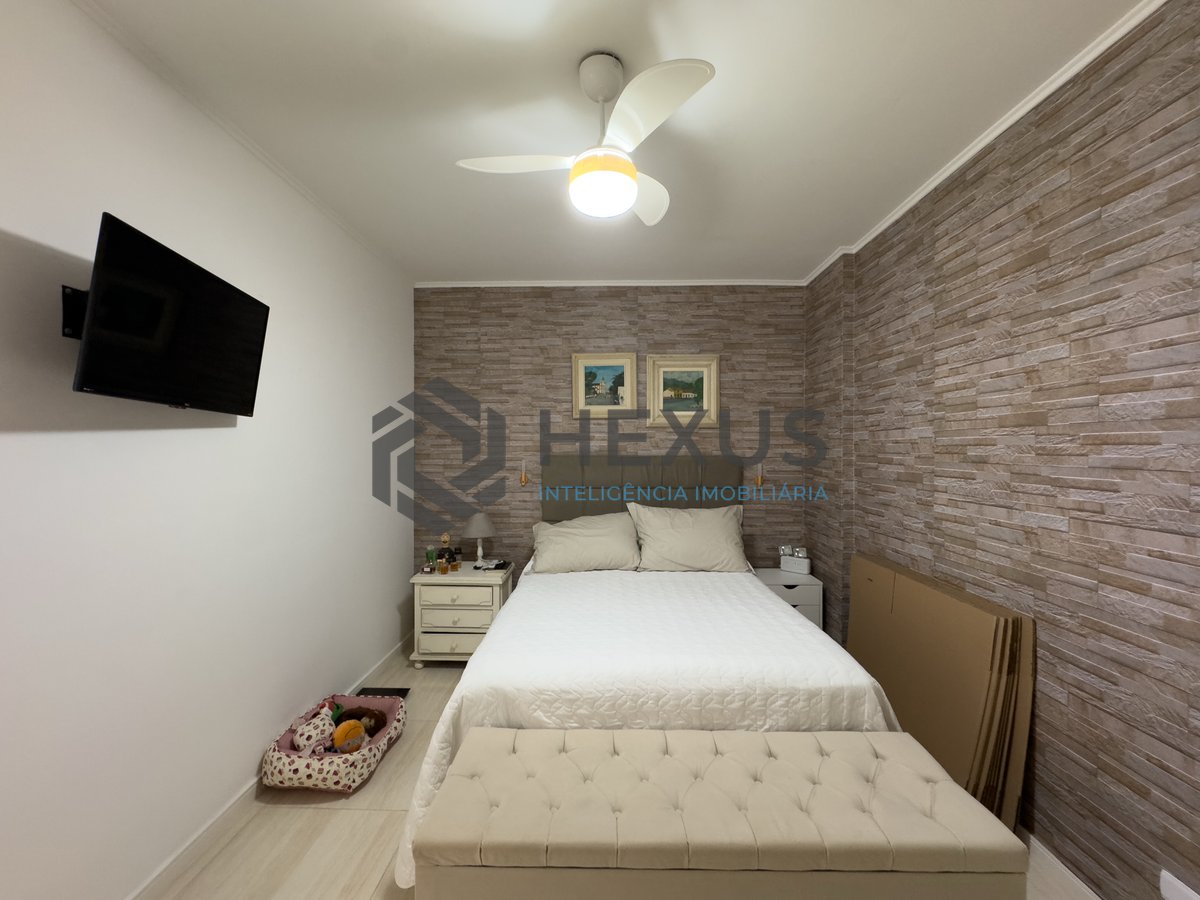 Foto 16 de Apartamento reformado com varanda e vista mar na quadra mar da Praia das Pitangueiras, Guaruja