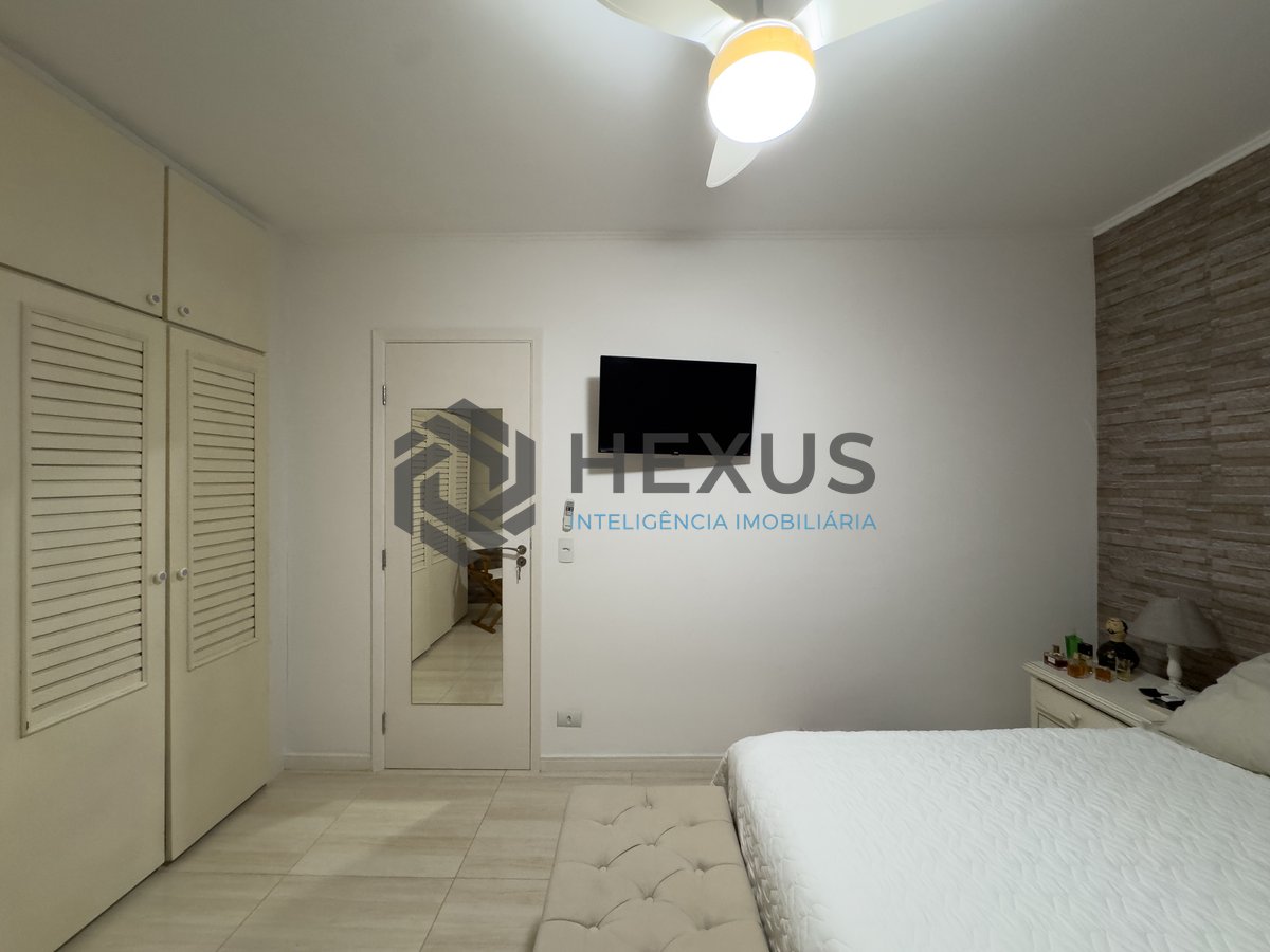 Foto 17 de Apartamento reformado com varanda e vista mar na quadra mar da Praia das Pitangueiras, Guaruja