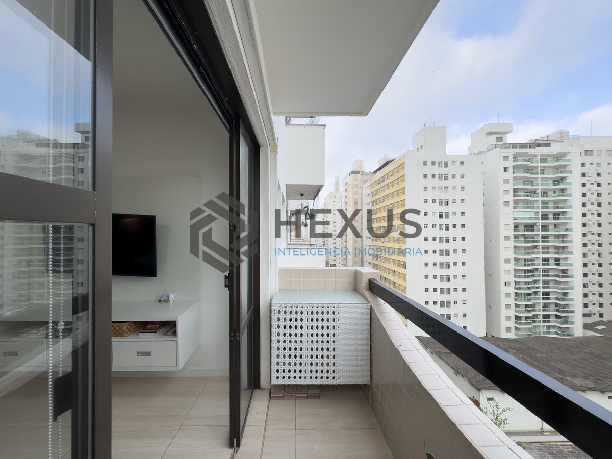 Foto 7 de Apartamento reformado com varanda e vista mar na quadra mar da Praia das Pitangueiras, Guaruja